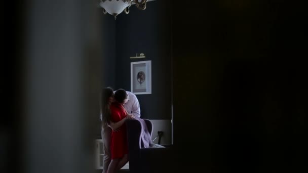 情人男人和女人在门后的房间里 透过门的缝隙 窥视着一个爱着一对夫妇的侦探 丈夫和情妇旅馆里在说调情 穿着红色衣服的性感女孩 — 图库视频影像