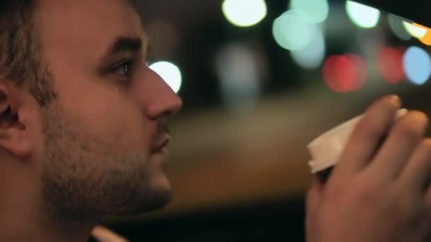 Κοντινό Πορτραίτο Ένας Νεαρός Κτηνώδης Άνδρας Ένα Αυτοκίνητο Οδηγεί Ένα — Αρχείο Βίντεο