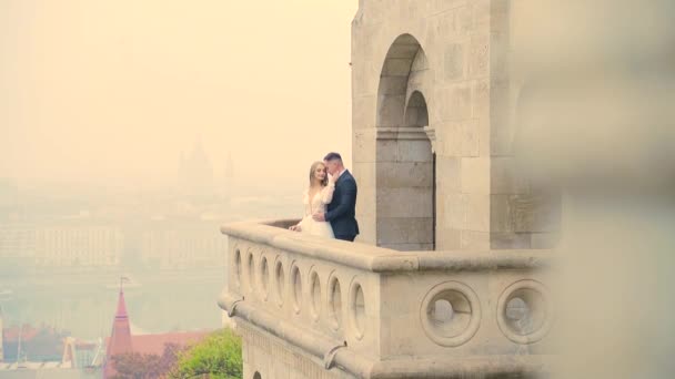 Çekici Genç Bir Düğün Çifti Uzun Sarı Elbiseli Uzun Sarı — Stok video
