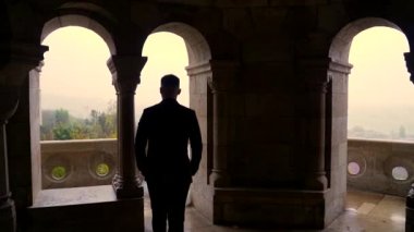 Kendine güvenen damat ilk kez mutlu bir gelinle tanışır, onu gelinlik içinde, pencerenin kenarında bir siluet görür. Evli çift, eski Castle City arka planındaki kemer ve sütunların yanında sarılıp öpüşüyor.