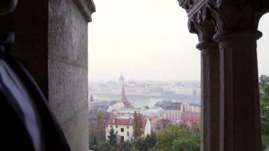 Kendine güvenen damat ilk kez mutlu bir gelinle tanışır, onu gelinlik içinde, pencerenin kenarında bir siluet görür. Evli çift, eski Castle City arka planındaki kemer ve sütunların yanında sarılıp öpüşüyor.