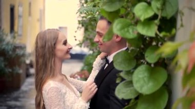 Portre seven genç bir çift, beyaz elbiseli bir gelin, siyah takım elbiseli bir damat. El ele tutuşmak, öpüşmek, eski şehrin dar sokaklarında sarılmak bitkiler, çiçekler, sarı duvarlar arasında.