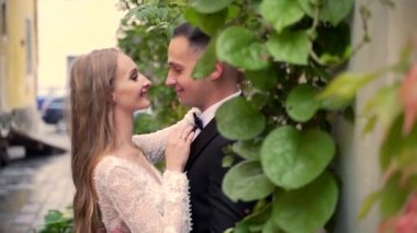 Portre seven genç bir çift, beyaz elbiseli bir gelin, siyah takım elbiseli bir damat. El ele tutuşmak, öpüşmek, eski şehrin dar sokaklarında sarılmak bitkiler, çiçekler, sarı duvarlar arasında.