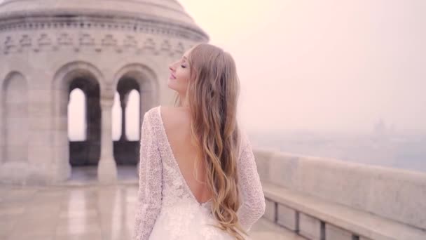 Modèle Mode Mariée Dans Une Robe Longue Mariage Chic Marche — Video