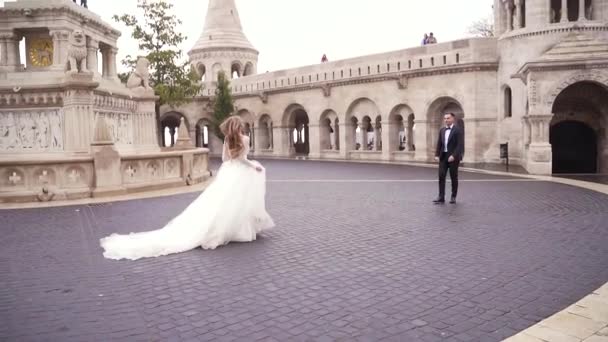 Nevěsta Jde Ženichem Ruce Drží Jeden Druhého Stojí Uprostřed Staroměstského — Stock video