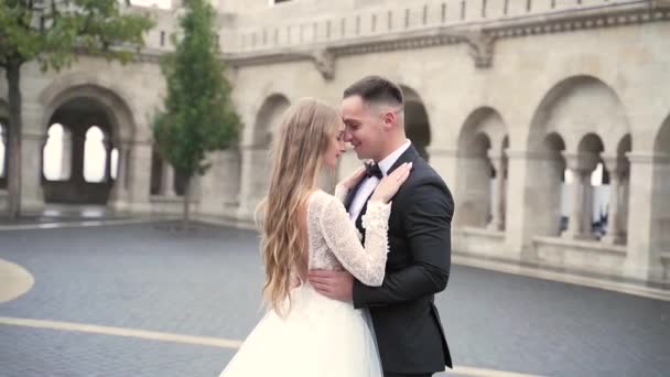 Retrato Joven Pareja Boda Contra Fondo Ciudad Vieja Castillo Histórico — Vídeo de stock