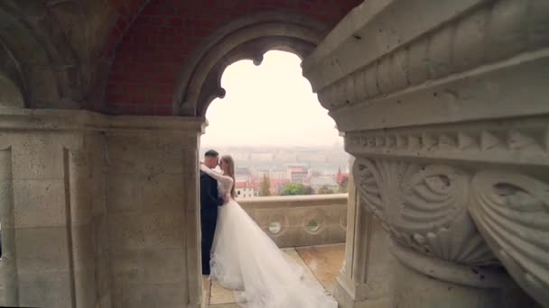 Красивая Свадебная Пара Позирует Стене Замка Возле Башни Готической Каменной — стоковое видео