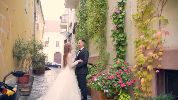 Amando Jovem Casal Casamento Noiva Vestido Branco Noivo Terno Preto — Vídeo de Stock