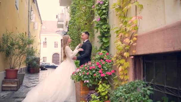 Liebendes Junges Hochzeitspaar Braut Weißen Kleid Bräutigam Schwarzen Anzug Händchenhalten — Stockvideo