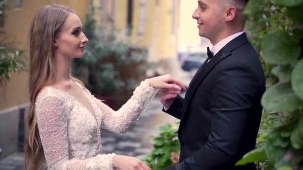 Retrato Amando Jovem Casal Casamento Noiva Vestido Branco Noivo Terno — Vídeo de Stock