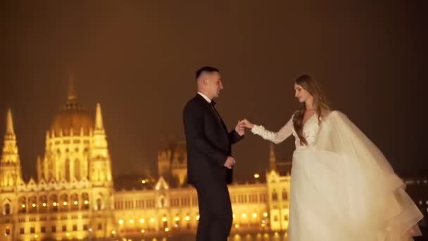 Jovem Casal Amoroso Casamento Estão Abraçando Fundo Cidade Velha Noite — Vídeo de Stock