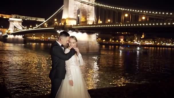 Liebevolles Junges Hochzeitspaar Steht Tanzt Und Umarmt Die Alte Nächtliche — Stockvideo