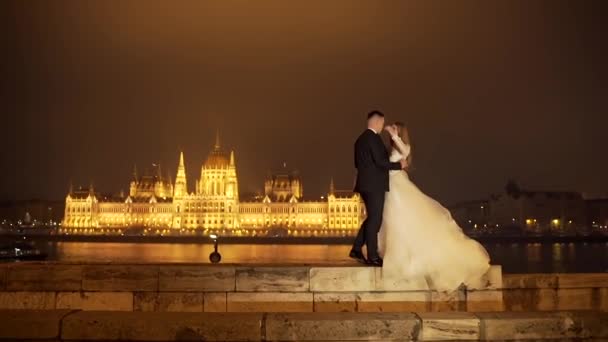 Liefdevol Jong Bruidspaar Staat Danst Knuffelt Tegen Oude Nachtstad Architectuur — Stockvideo