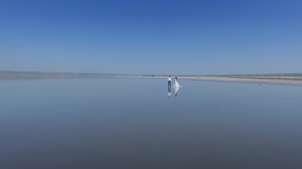 Sposa Sposo Riflessi Nell Acqua Giovane Coppia Nozze Piedi Mezzo — Video Stock