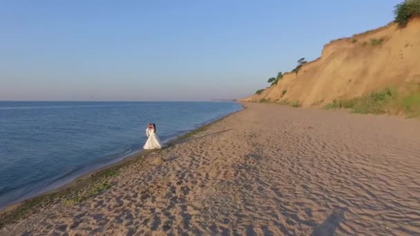 Genç Düğün Çifti Gelin Damat Gün Doğumunda Denizde Beyaz Gelinlikler — Stok video