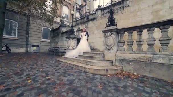 Pareja Novios Jóvenes Pie Las Escaleras Abrazándose Plaza Ciudad Vieja — Vídeos de Stock