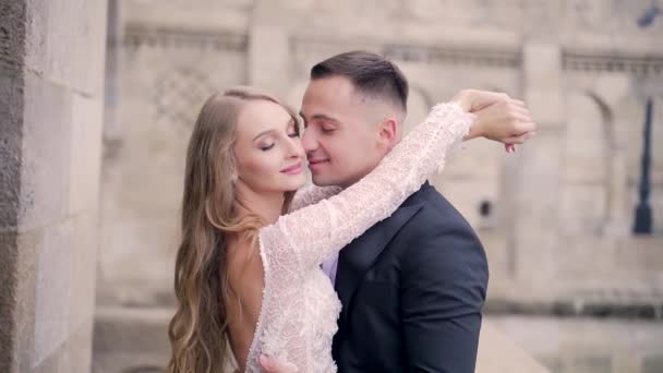 Retrato Jovem Casal Casamento Cara Menina Com Cabelo Loiro Longo — Vídeo de Stock