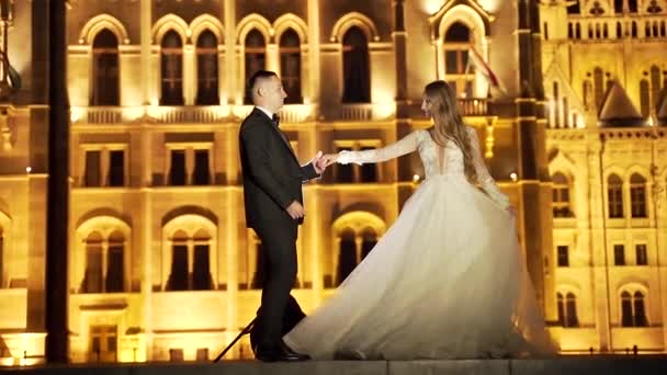 Junges Hochzeitspaar Der Nacht Stadt Hintergrund Alte Architektonische Verschönerung Der — Stockvideo