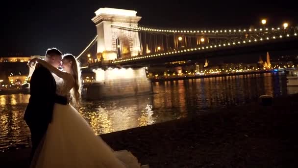 Retrato Casamento Casal Noiva Noivo Vestido Branco Abraçando Contra Fundo — Vídeo de Stock