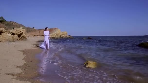 Uzun Saçlı Beyaz Şeffaf Elbiseli Çekici Bir Kız Deniz Kıyısında — Stok video