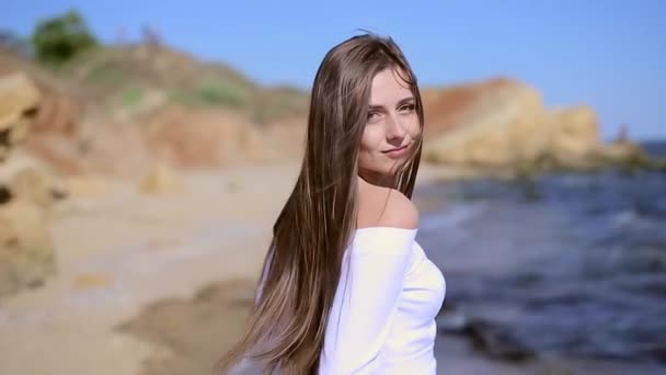 Menina Atraente Com Cabelos Longos Vestido Branco Transparente Caminha Longo — Vídeo de Stock