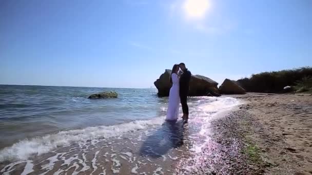 Young Loving Couple Summer Sea Background Rocks Guy Girl Each — Stock Video