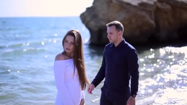 Jeune Couple Amoureux Homme Approche Une Femelle Embrassant Sur Les — Video