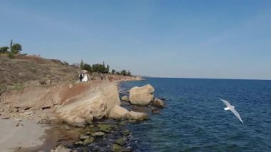 Yakın plan, büyüleyici genç bir çiftin portresi. Gelinlik içinde. Lüks lüks, ciddi gelin ve damat, iki yüzlü. Adam saça dokunuyor. Omzundan öpücükler. Romantik gözler