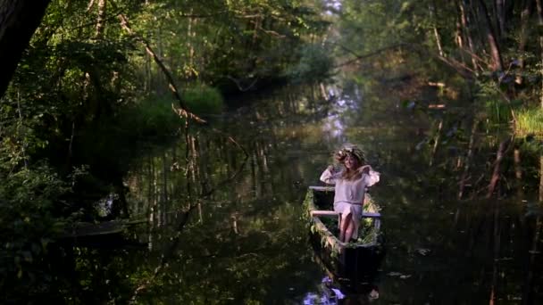 Joven Mujer Sexy Barco Atardecer Niña Tiene Una Corona Flores — Vídeos de Stock