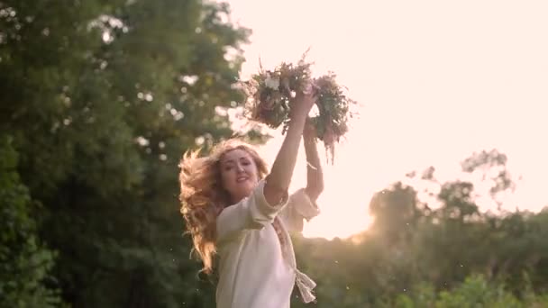 Retrato Uma Jovem Ucraniana Com Uma Coroa Flores Plantas Cabeça — Vídeo de Stock