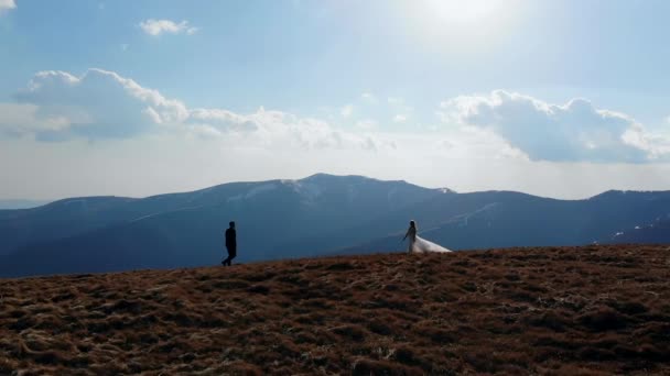 Silueta Novia Novio Pareja Boda Corre Hacia Otro Cima Montaña — Vídeo de stock