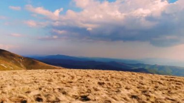 Dağlık dağların, dağlık çayırların, mavi dağların, dramatik gökyüzünün, ilkbaharın ya da sonbaharın, karlı zirvelerin muhteşem hava manzarası. Paraşütçü kalkıyor. Borzhava Ukrayna. Karpat Dağları