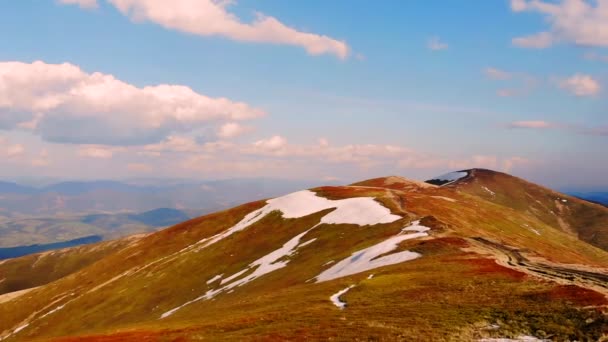 Erstaunliche Luftaufnahme Der Bergkette Berge Bergwiesen Blaue Berge Dramatischen Himmel — Stockvideo