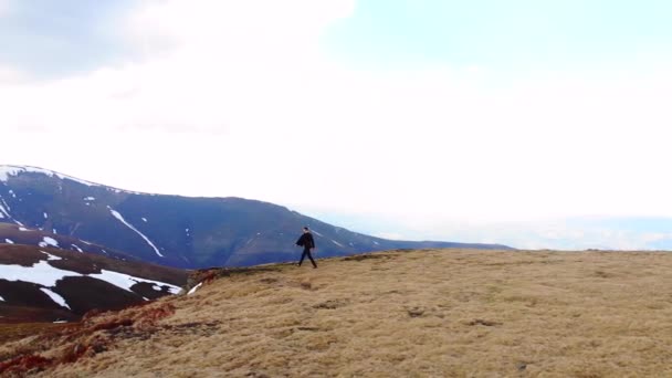 Joven Confiado Hombre Brutal Caminando Cima Una Montaña Hombre Negocios — Vídeos de Stock