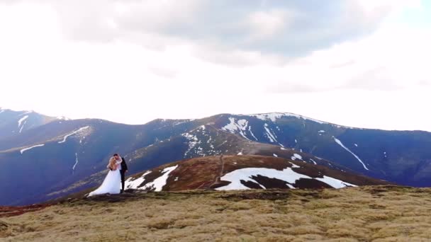 Vista Aérea Incrível Noiva Aproxima Noivo Num Vestido Noiva Branco — Vídeo de Stock