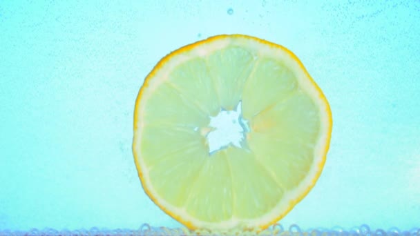 Chiudete Una Fetta Limone Arancia Cade Acqua Gassata Con Cubetti — Video Stock