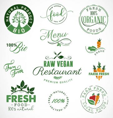 Çiğ Vegan Restoran, çiftlik taze, organik ve biyolojik gıda etiketleri ve rozetleri Vintage tarzı. Ahşap Kasalar ve sebze kutuları için tasarım öğeleri. Vektör çizimler.