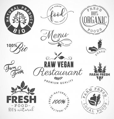 Çiğ Vegan Restoran, çiftlik taze, organik ve biyolojik gıda etiketleri ve rozetleri Vintage tarzı. Ahşap Kasalar ve sebze kutuları için tasarım öğeleri. Vektör çizimler.