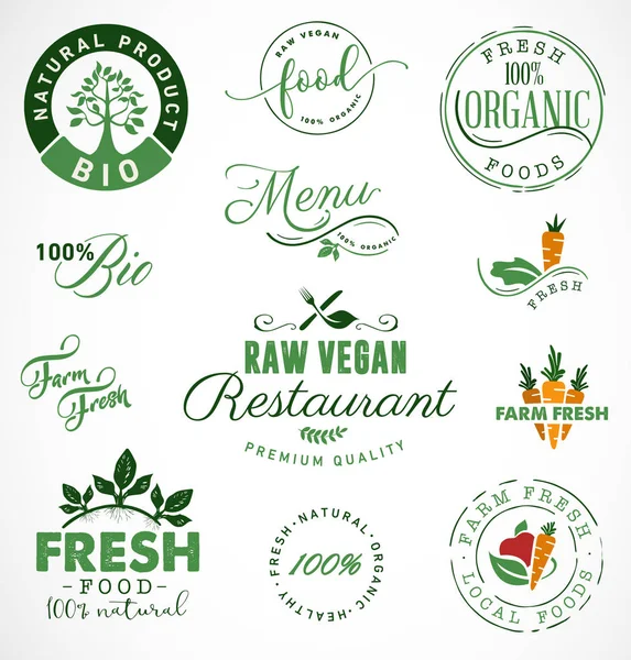 Çiğ Vegan Restoran, çiftlik taze, organik ve biyolojik gıda etiketleri ve rozetleri Vintage tarzı. Ahşap Kasalar ve sebze kutuları için tasarım öğeleri. Vektör çizimler. — Stok Vektör
