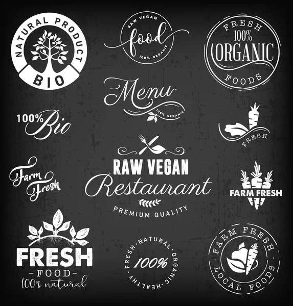 Raw Vegan-Restaurant, boerderij van verse, biologische en Bio levensmiddelenetiketten en Badges in Vintage stijl. Ontwerpelementen voor plantaardige vakken en houten kisten. Vectorillustraties. — Stockvector