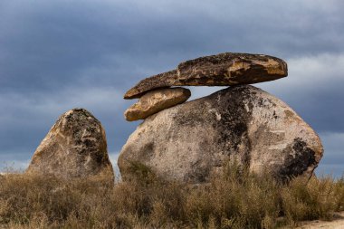 Yaşlı megalit taşları üst üste