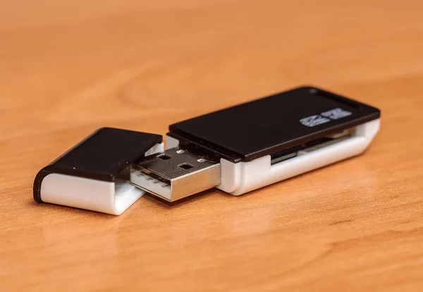 Черный кард-ридер поддерживает SD с USB на деревянном столе — стоковое фото