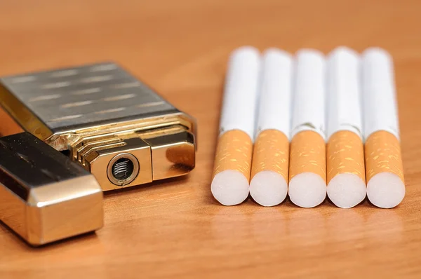 Sigara ve çakmak ahşap zemin üzerinde yer