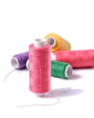 Beyaz arka plan üzerinde renkli bobin iplik