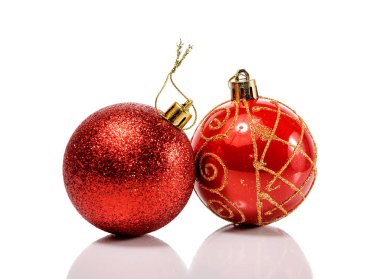 Beyaz arka plan üzerinde izole güzel Noel topları