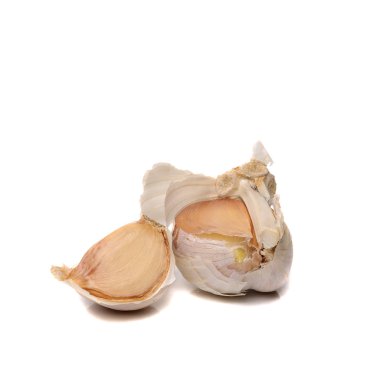 Beyaz arkaplanda sarımsak izole edilmiş.
