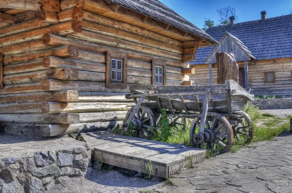 Eski ahşap ev ve retro tarzı bir arabası