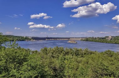 Adadan Khortytsya Zaporozhye Hidroelektrik Santrali üzerinde manzara
