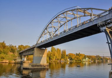 Yaya köprüsü Dnieper Nehri. Dnepropetrovsk Bridge'de