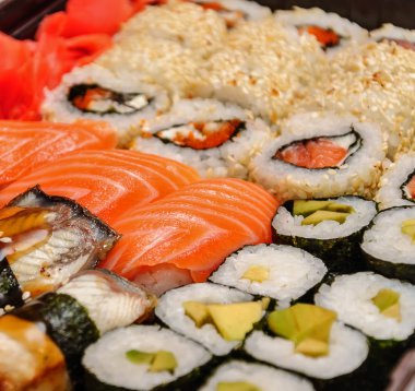 Japon deniz ürünleri suşi siyah arka plan üzerine ayarla